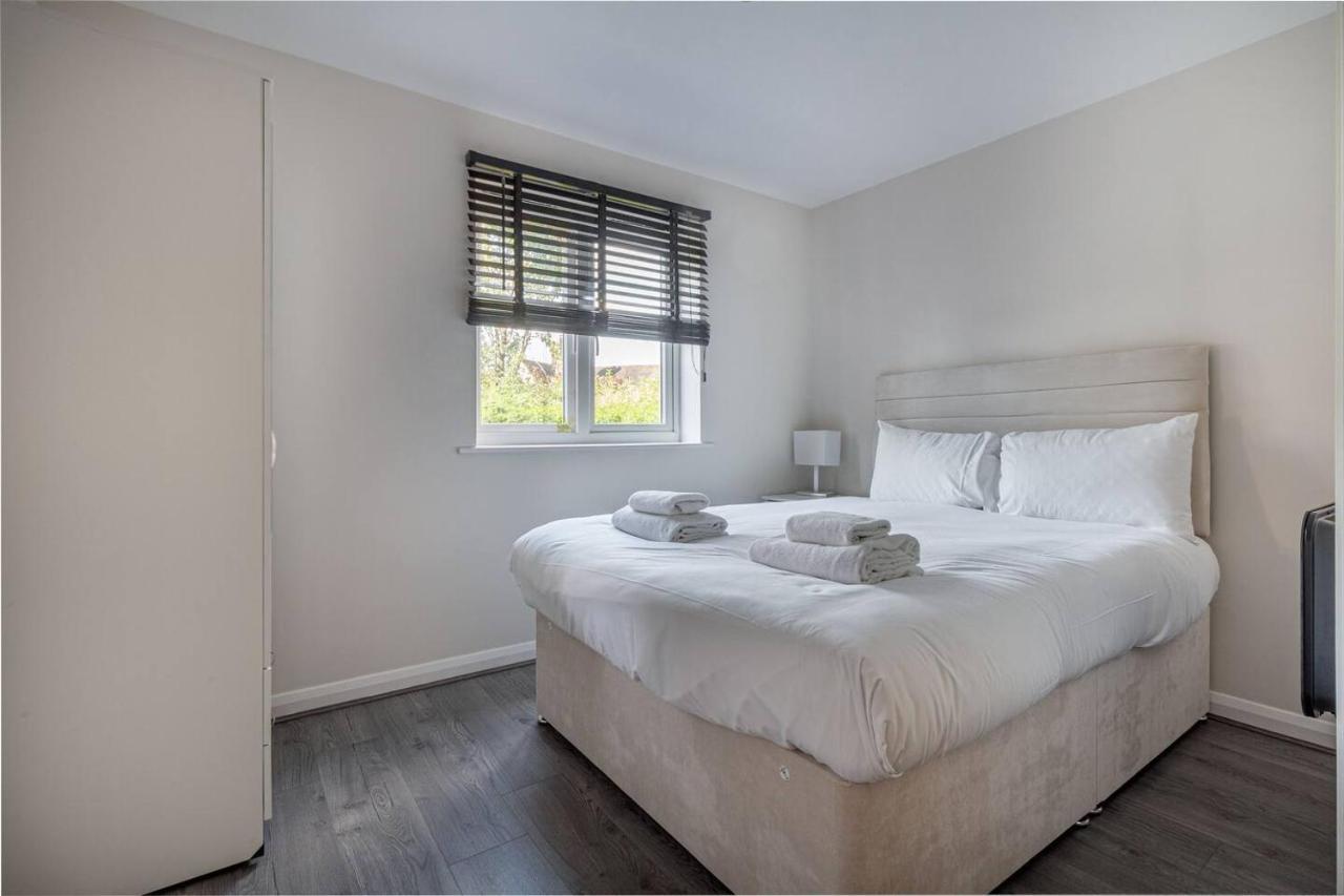 Lovely 2Bed Apt In Redditch, Free Wi-Fi & Parking Exterior photo