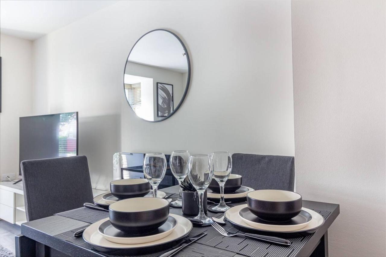 Lovely 2Bed Apt In Redditch, Free Wi-Fi & Parking Exterior photo