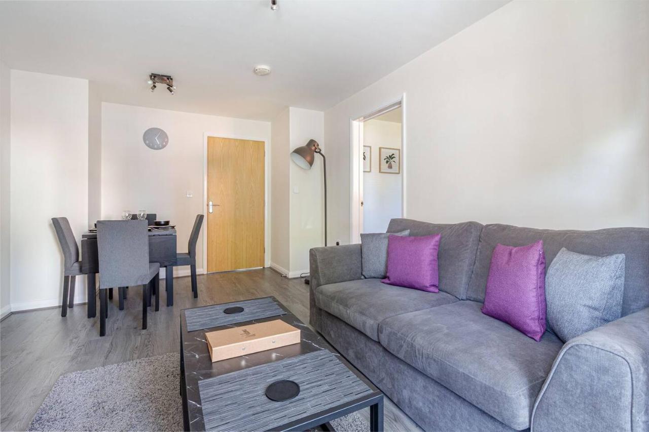 Lovely 2Bed Apt In Redditch, Free Wi-Fi & Parking Exterior photo