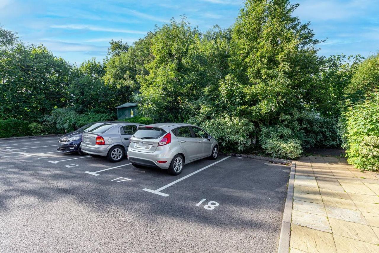 Lovely 2Bed Apt In Redditch, Free Wi-Fi & Parking Exterior photo