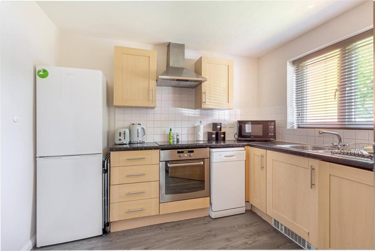Lovely 2Bed Apt In Redditch, Free Wi-Fi & Parking Exterior photo